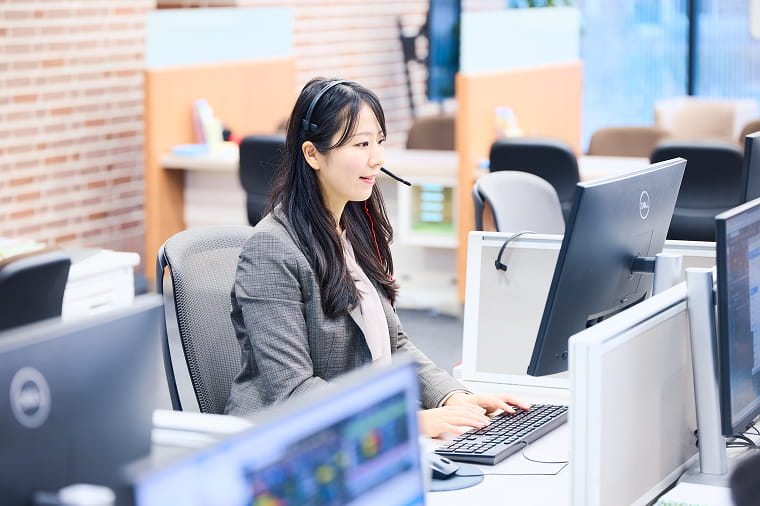 オンラインで会話をする女性社員