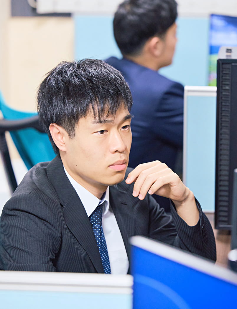 パソコンで作業をしている様子