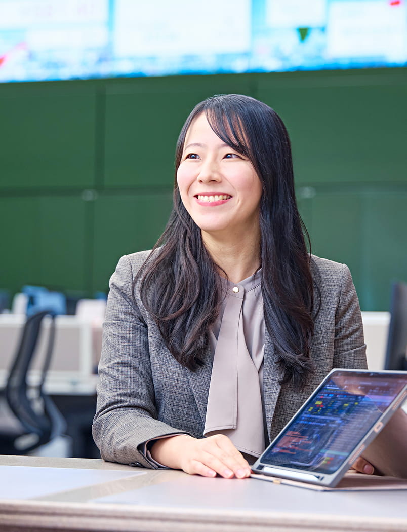 お客様に笑顔でサービスを説明する様子