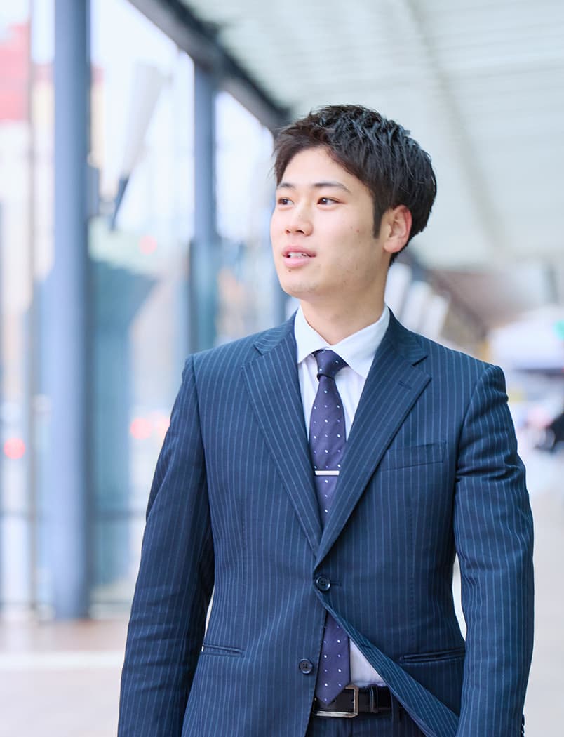 街中を歩いている様子