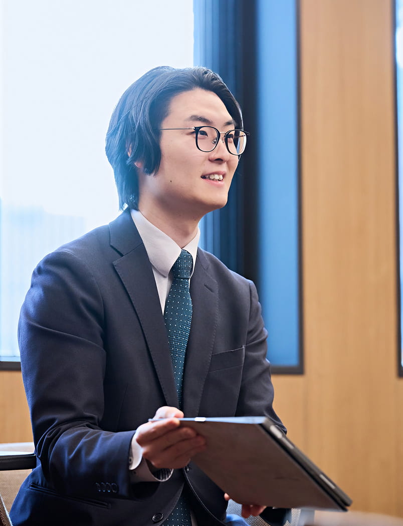 タブレットを使って説明をしている様子