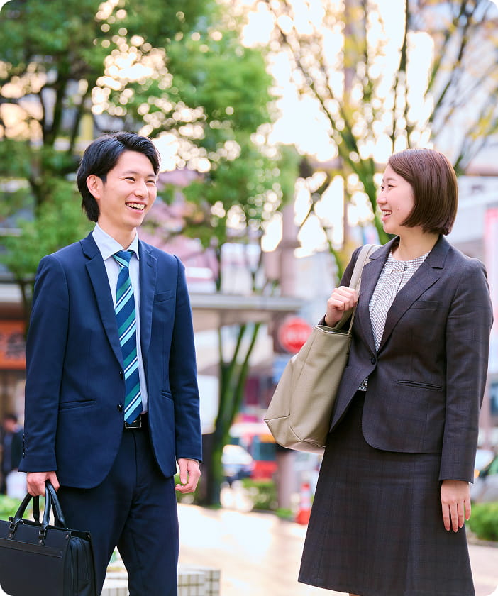 街中で会話をする社員