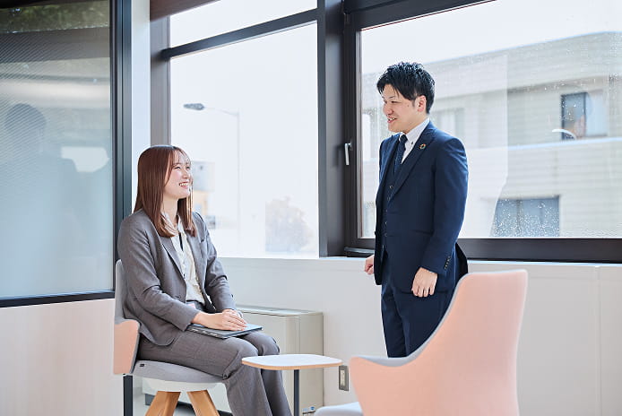 楽しく会話をする2名の社員