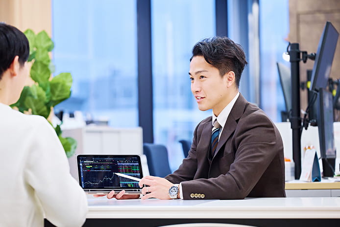 お客様対応を行う男性社員