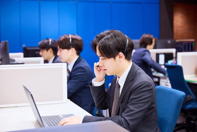 オンラインでお客様対応を行う男性社員