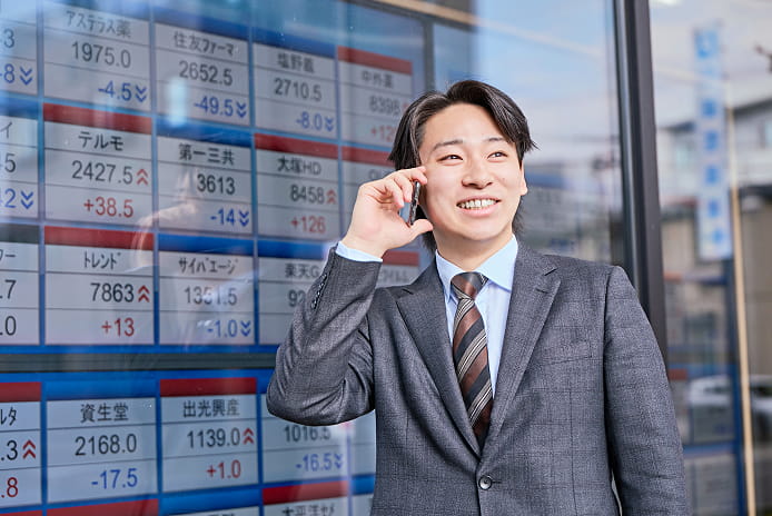 電話をする男性社員