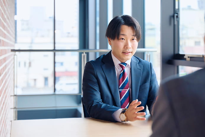 打ち合わせを行う男性社員