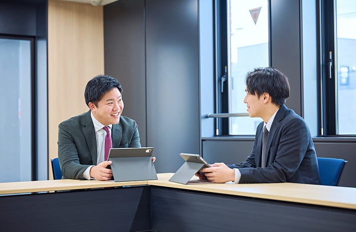 楽しげに会話をする社員