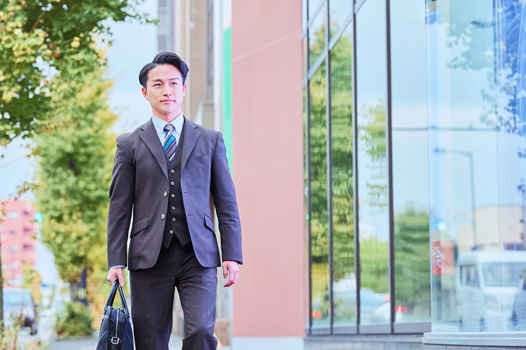 街中を歩く男性社員