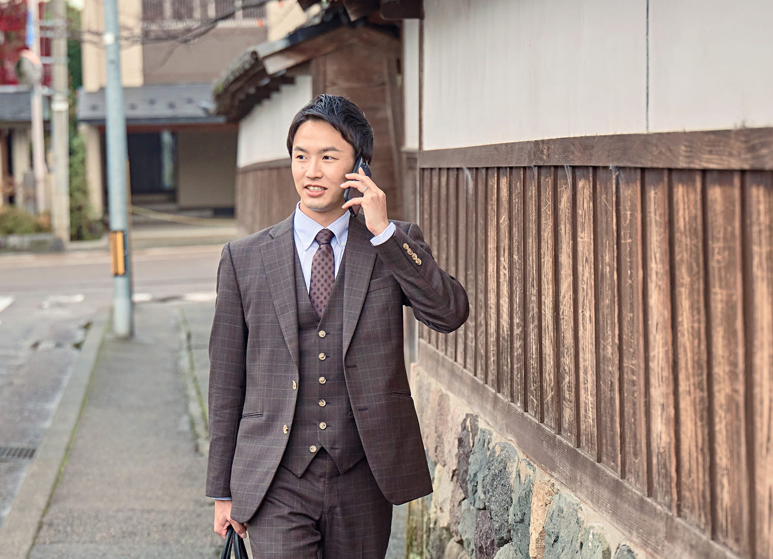 電話をしながら歩く男性社員