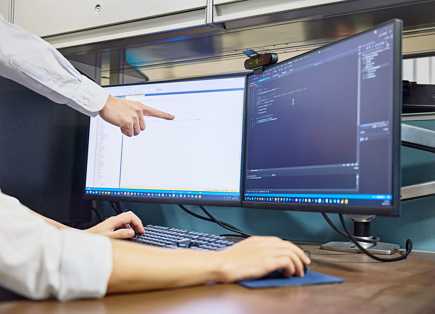 モニターを見ながら指示をしている様子