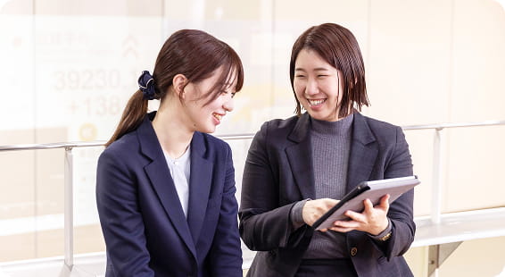 先輩トレーナーが新人社員に指導している様子